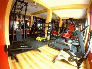 班塔延岛Jelly's Haven Resort的一间健身房,里面设有数个健身器材