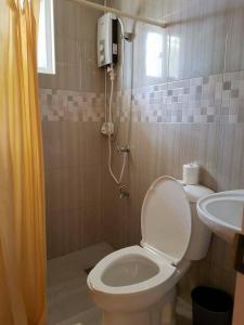 班塔延岛Jelly's Haven Resort的一间带卫生间和水槽的浴室