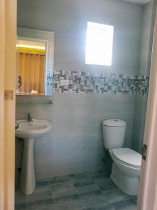 班塔延岛Jelly's Haven Resort的浴室配有白色卫生间和盥洗盆。