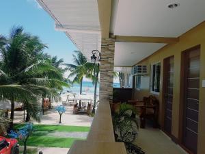 班塔延岛Jelly's Haven Resort的享有海滩美景的阳台