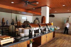 科罗尔Cove Resort Palau的厨房配有带盘子和食物的柜台