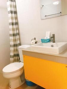 柴老海滩Baan Ton Chan的浴室配有白色卫生间和盥洗盆。