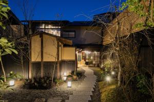 京都Nazuna Kyoto Gosho的夜晚有灯光的房子的庭院