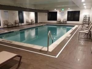 丹佛丹佛国际机场康福特套房酒店的在酒店房间的一个大型游泳池