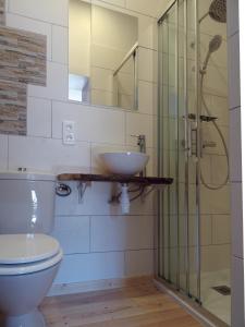 CrespinLes Trois Hiboux的浴室配有卫生间、盥洗盆和淋浴。