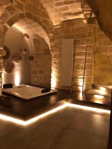 格拉维纳普利亚Le Fornaci Imperial Lodge & Spa的砖墙间 - 带浴缸