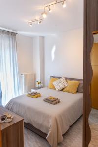 阿尔塔穆拉Dei Mille B&B的一间卧室配有一张床,上面有两条毛巾