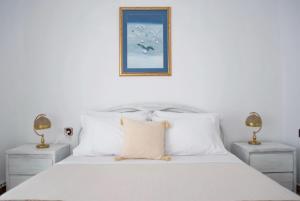 Grandma's Elegant Apartment in Naxos Town客房内的一张或多张床位