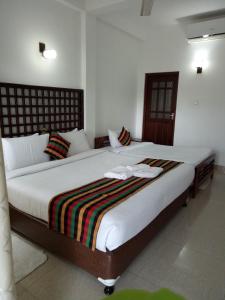 卡图纳耶克Otha Shy Airport Transit Hotel的一间卧室,卧室内配有一张大床
