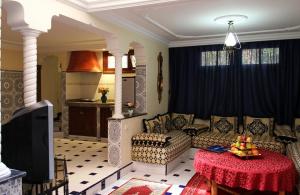 马拉喀什达尔欧拉纳宫住宿加早餐旅馆的客厅配有沙发和桌子