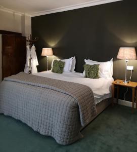 米德尔赫姆The Priory的一张大床,位于酒店带两盏灯的房间