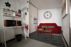 锡拉库扎中央酒店的客厅配有红色的沙发和桌子