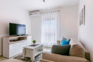 梅杜林Samir的带沙发和平面电视的客厅