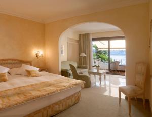 隆科索普拉阿斯科纳拉罗卡精品酒店的酒店客房设有一张床和一个阳台。