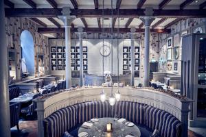 贝尔法斯特马尔马逊贝尔法斯特酒店的一间带桌椅和时钟的用餐室