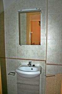 San Pedro PalmichesCasa Rural Guadiela的一间带水槽和镜子的浴室