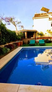 福恩吉罗拉Casa Alameda的房屋前的游泳池