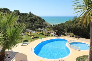 卡武埃鲁罗查拉瓦村度假酒店的一座背景海洋的游泳池