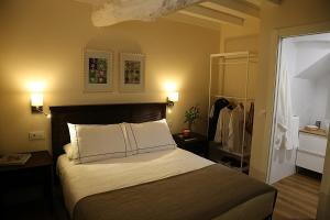 卡尔达斯·德·雷斯Casa Herreria的一间卧室配有一张大床和一个衣柜