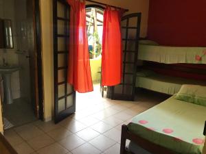 博拉塞亚博拉玛旅馆的带两张双层床的客房和门廊