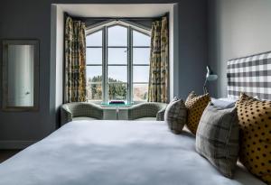 奥福德皇冠城堡酒店的一间卧室设有一张床和一个大窗户