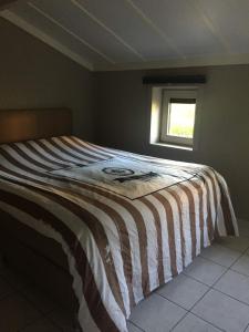 尼乌波特尼乌丹尼88度假屋的卧室内的一张大床,设有窗户