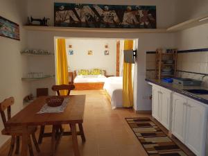 桑特柳伊斯比尼亚特宫皮乡村民宿的一间厨房,内设一张桌子和一张床