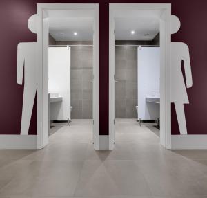 波塔莱格雷罗西奥酒店的带两面镜子的客房和带水槽的浴室