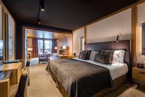索尔德乌赫米塔极&Spa体育酒店的酒店客房设有一张大床和一张书桌。