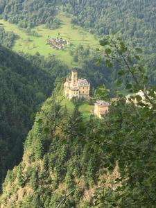 Fobelloa magic retreat的山边的城堡