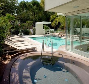 里乔内Hotel Select Suites & Spa - Apartments的房屋内的游泳池