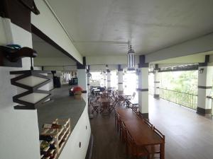 乔治市Hickory Penang Hill的带桌椅的房间和用餐室