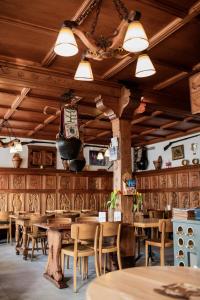 沙泰勒圣但尼Café Tivoli的餐厅设有木桌和椅子及灯