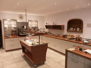 科堡Gästehaus Loehnert GmbH的一个带台面和柜台的四面 ⁇ 的大厨房