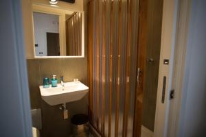 阿格里真托科林毕特拉B&B酒店的浴室配有盥洗盆和带镜子的淋浴