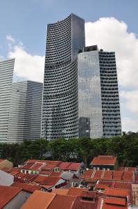 新加坡Beary Best! Hostel Kampong Glam的城市天际线,高楼和红色屋顶