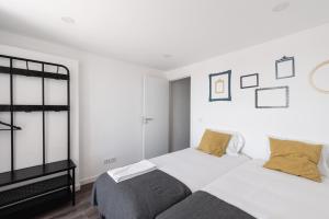 里斯本蔡都索德里城市居住公寓酒店的白色的卧室设有床和窗户