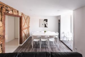 里斯本蔡都索德里城市居住公寓酒店的白色的用餐室配有白色的桌椅