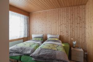 SattelFerienwohnung Sunnehöckli的一间卧室设有两张床和窗户。