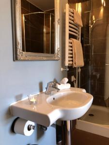 克里斯蒂安斯塔德安纳斯酒店的浴室配有盥洗盆、镜子和浴缸