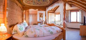 维尔德豪斯舍瑙酒店及餐厅的木制客房内的一间卧室,配有一张床