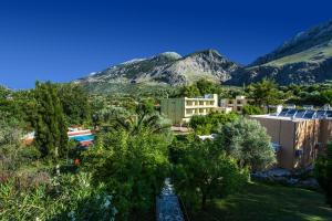 扎罗斯伊迪酒店 的享有以山脉为背景的度假胜地的景致。