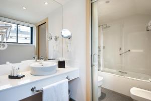 米兰达德埃布罗塞尔科蒂尔城·德米兰达酒店的一间带水槽、卫生间和淋浴的浴室
