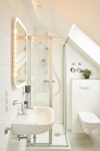 汉诺威Airport & Messe Apartments的白色的浴室设有水槽和卫生间。