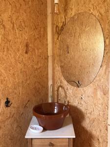 圣玛丽亚港Casas de Maderas Wooden Cabin的浴室设有棕色水槽和镜子