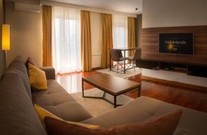 贝尔格莱德Apartments Feel Belgrade的客厅配有沙发和桌子