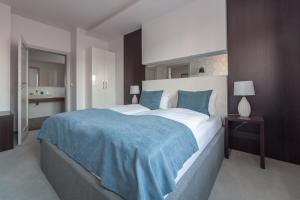 科希强Novopolska - Hotel i Restauracja的一间卧室配有一张带蓝色毯子的大床