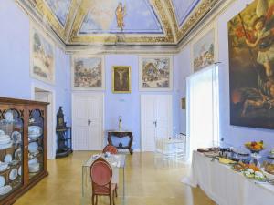 加利波利Pascaraymondo Suite Palace的大房间设有天花板,墙上挂有绘画作品