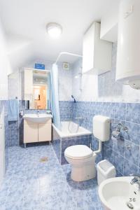 杜布罗夫尼克Holiday Home Revelin- Great Location的蓝色瓷砖浴室设有卫生间和水槽