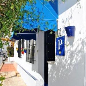 圣玛丽亚港Hostal Puerto de Santa Maria的建筑物一侧的蓝色停车标志